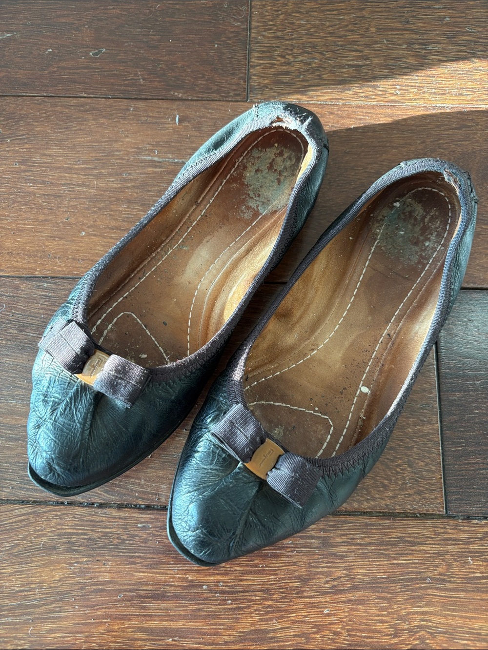 Ferragamo Black Bow-Accent Women's Ballet Flats size 7
